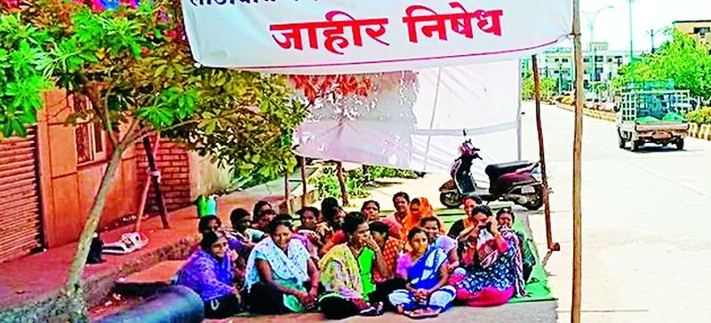 Angry women protested by the MLA of Chandrapur | संतप्त महिलांनी केला चंद्रपूरच्या आमदाराचा निषेध