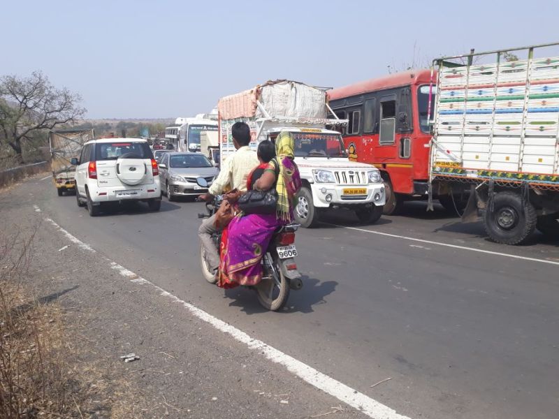 Four hours of traffic jam broke out when the truck loaded with a towel in Ajitha Ghat | अंजिठा घाटात सळईने भरलेला ट्रक उलटल्याने चार तास वाहतूक ठप्प