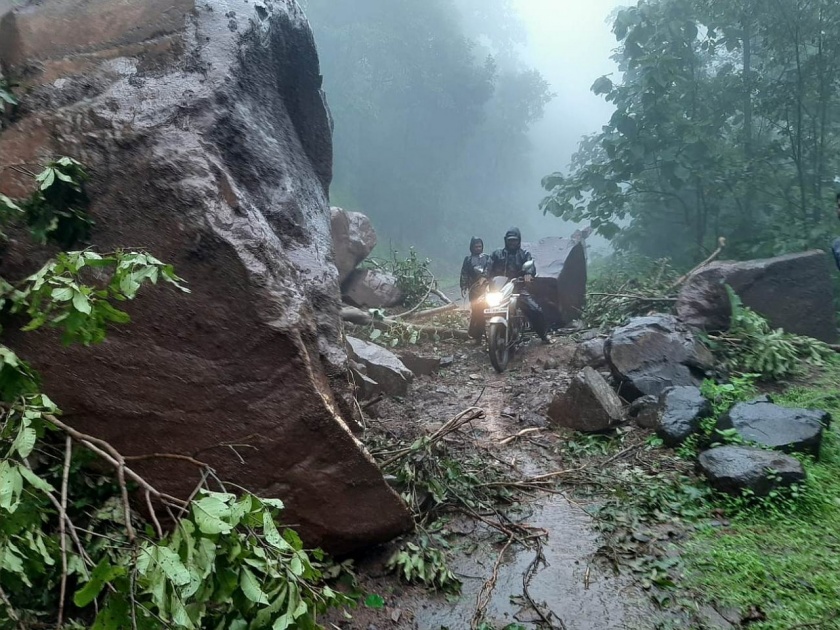 Six rivers collapsed near the mud of chikhaldhara, and six villages lost contact | चिखलदऱ्याजवळ दरड कोसळली, सहा गावांचा संपर्क तुटला