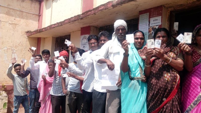 In the Nagpur district, the voting speed for the village panchayat is going on | नागपूर जिल्ह्यात ग्रा.पं.साठी मतदानाला वेग