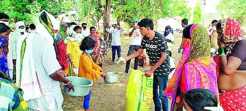 Hands of help to the Gorakhnath community | गोरखनाथ समाजबांधवांना मदतीचा हात