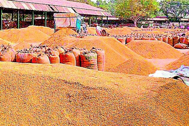 Purchase of grain at less than guaranteed price in Desaiganj | देसाईगंजात हमीभावापेक्षाही कमी दराने धानाची खरेदी