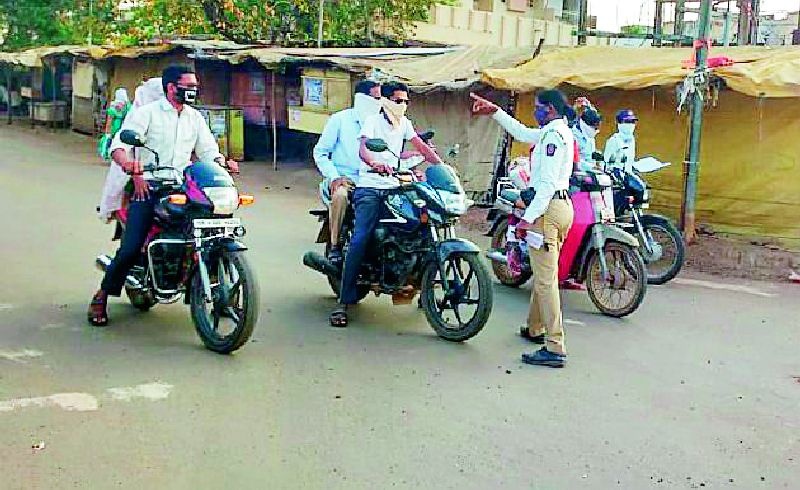 Out-of-door Gadchiroli traffic police investigation | घराबाहेर पडणाऱ्यांची गडचिरोली वाहतूक पोलिसांकडून तपासणी