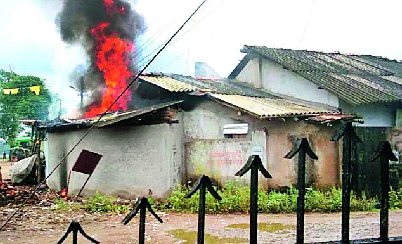 The house burned in a house | पेरमिलीत घर जळून खाक