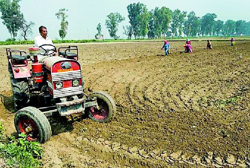 The agricultural utility tractor is running on the road | कृषी उपयोगी ट्रॅक्टर धावताहेत रस्त्यावर