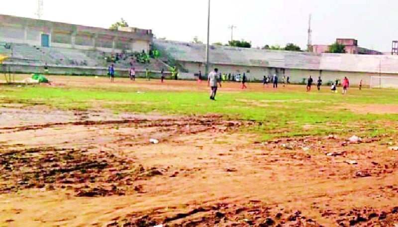 Crowd of players at Indira Gandhi Stadium | इंदिरा गांधी स्टेडियमवर खेळांडूची गर्दी