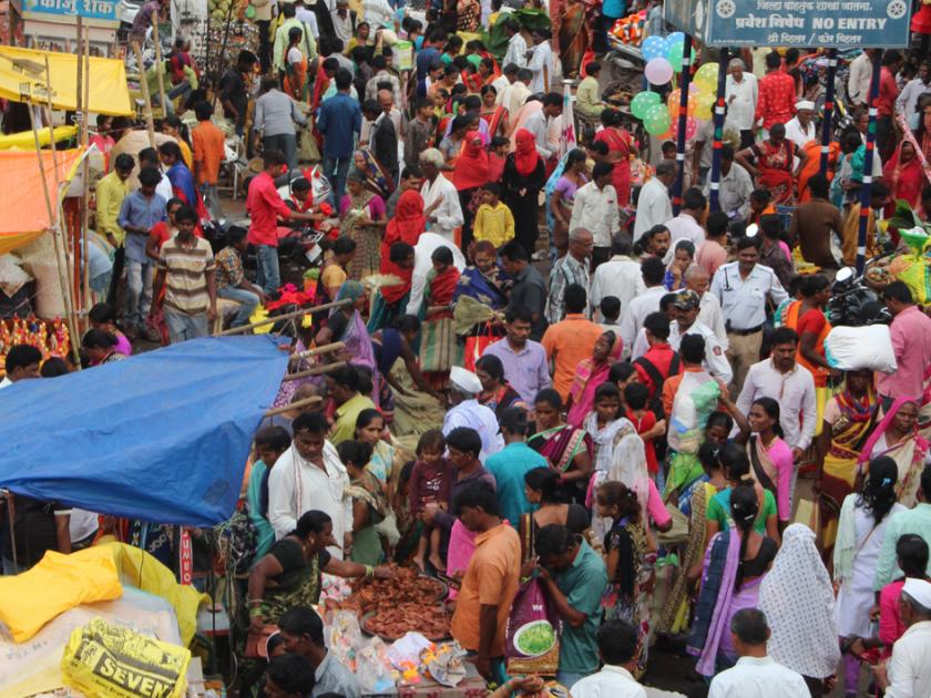 Crowds rush to buy puja material | पूजेचे साहित्य खरेदीसाठी उसळली गर्दी