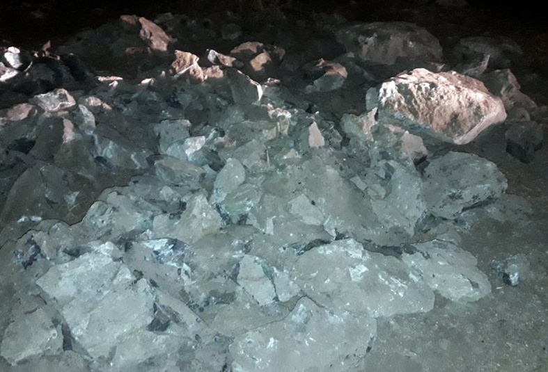 40 lakhs valuable stones seized | ४० लाखांचा मौल्यवान दगड जप्त