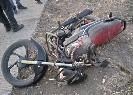 Tentacles One killed in a two-wheeler accident on King Road; Two serious | टेंभुर्णी-दे. राजा रोडवर दुचाकी अपघातात एक ठार; दोन गंभीर