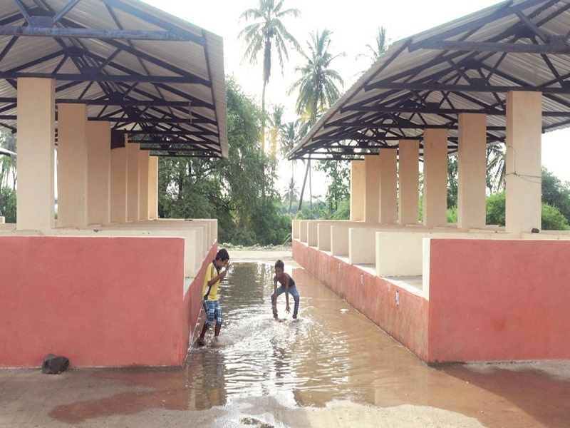 Rainwater collected at the bottom of Bazar Ota in Kopargaon; Two crores spent on water | कोपरगावातील बाजार ओट्याच्या तळावर साचते पावसाचे पाणी; दोन कोटींचा खर्च पाण्यात