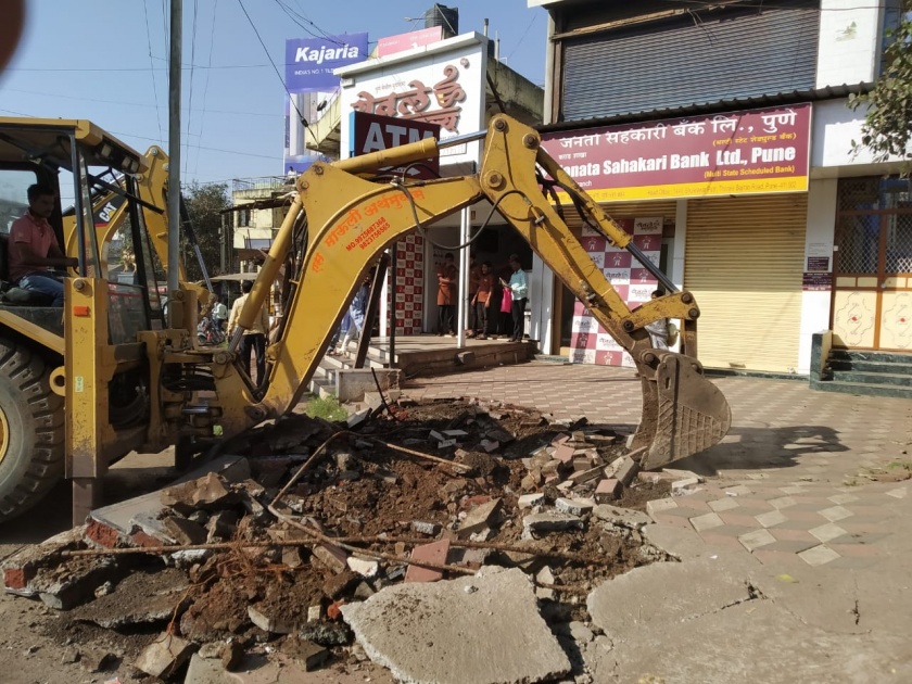 Hammers, encroachments on the encroachment finally ended: unauthorized construction, including hundreds of steps, shops, vehicles | कऱ्हाडात अतिक्रमणांवर अखेर हातोडा, पालिकेची कारवाई