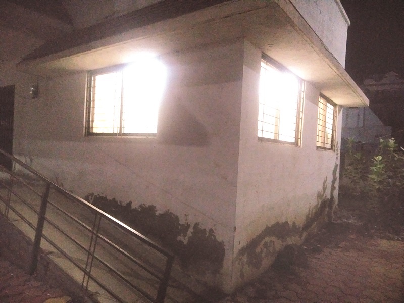 24-hour power outage at Nevasa Talathi office | कुकाणा तलाठी कार्यालयात २४ तास विजेचा लखलखाट