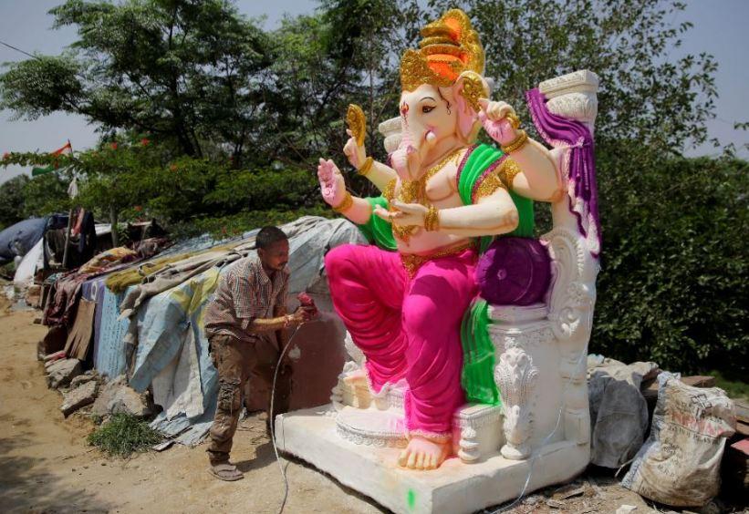 Due to the corona, Ganesha's hand is stuck in the sculpture | कोरोनामुळे गणेश मूर्तिकामात हात आखडता