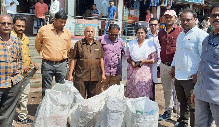 One and a half quintals of plastic bags seized in the floor | तळोद्यात दीड क्विंटल प्लास्टीक पिशव्या जप्त