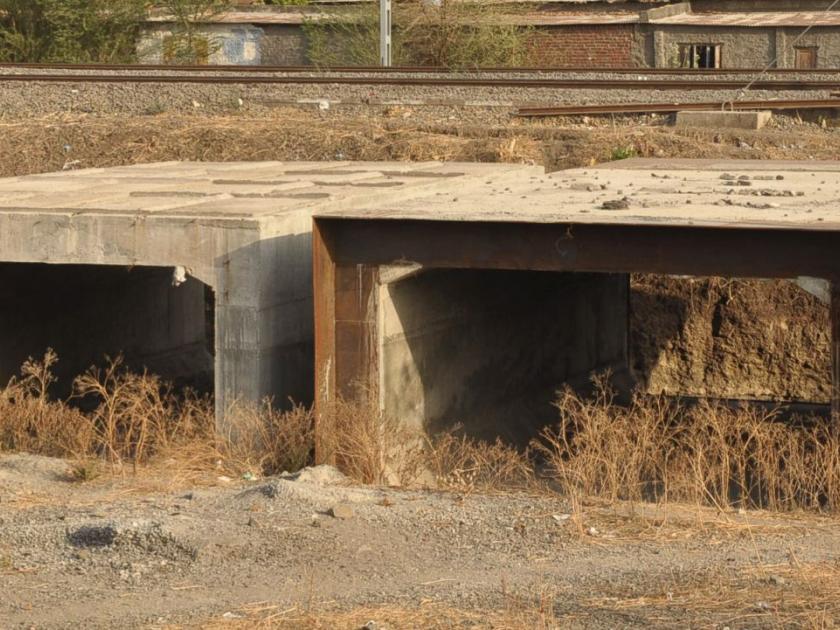 Railway tunnel: There is no difficulty, but detention | रेल्वे बोगदा : असून अडचण, नसून खोळंबा