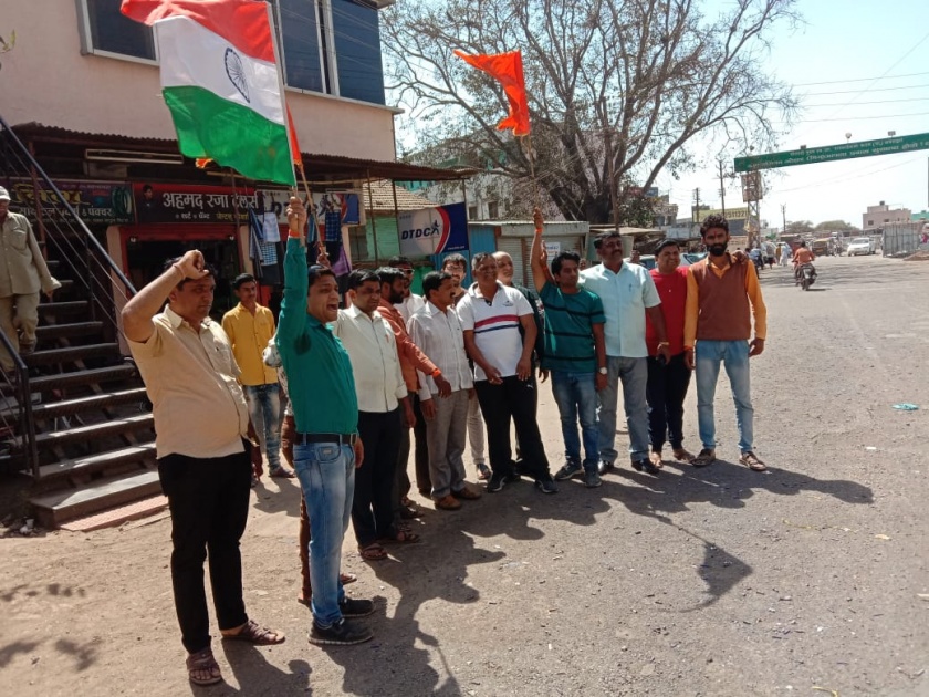 Shivsainik's rally at Ojhar | ओझर येथे शिवसैनिकांचा जल्लोष
