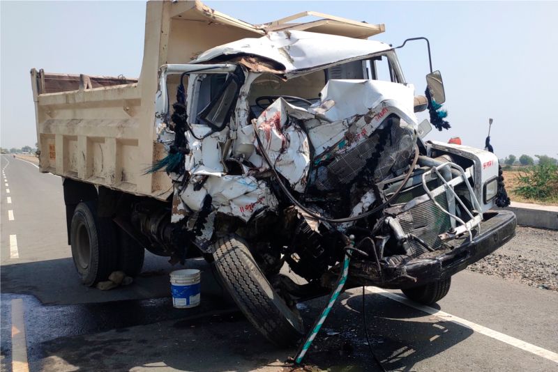 Driver killed in truck and dumper accident | ट्रक आणि डंपर अपघातात चालक ठार