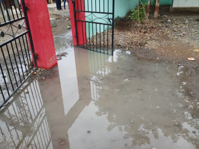 Ambikanagar's wastewater at Zilla Parishad's school | अंबिकानगरचे सांडपाणी जिल्हा परिषदेच्या शाळेत
