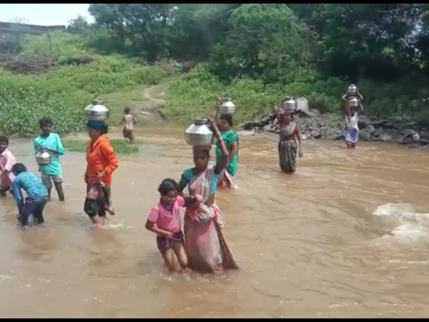Women wander for water in heavy rains | भर पावसाळ्यात पाण्यासाठी महिलांची भटकंती