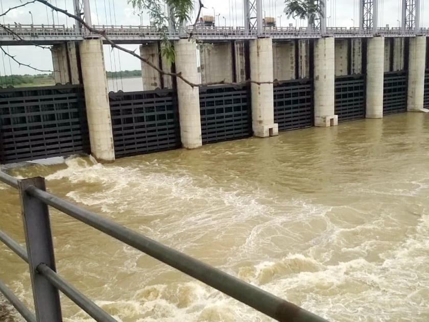 Parbhani: Opening gate of Degrees Dam and water to Nanded | परभणी : डिग्रस बंधाऱ्याचे गेट उघडून नांदेडला पाणी