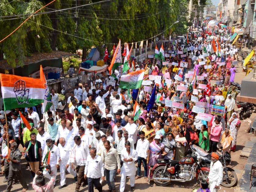 BJP-Shiv Sena attack on opponents of Parbhani | परभणीत मोर्चाद्वारे विरोधकांचा भाजप-शिवसेनेवर हल्लाबोल