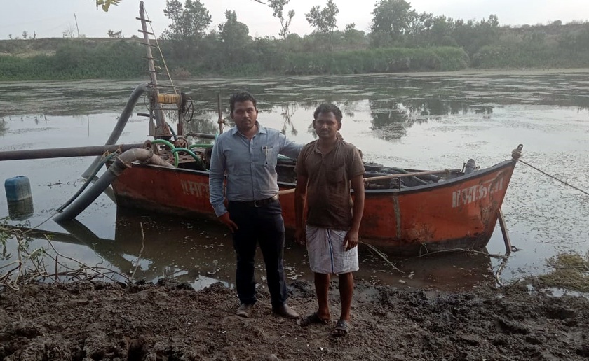 Parbhani: Finger boat seized in Degrees | परभणी : डिग्रस येथील वाळू धक्यातून बोट जप्त