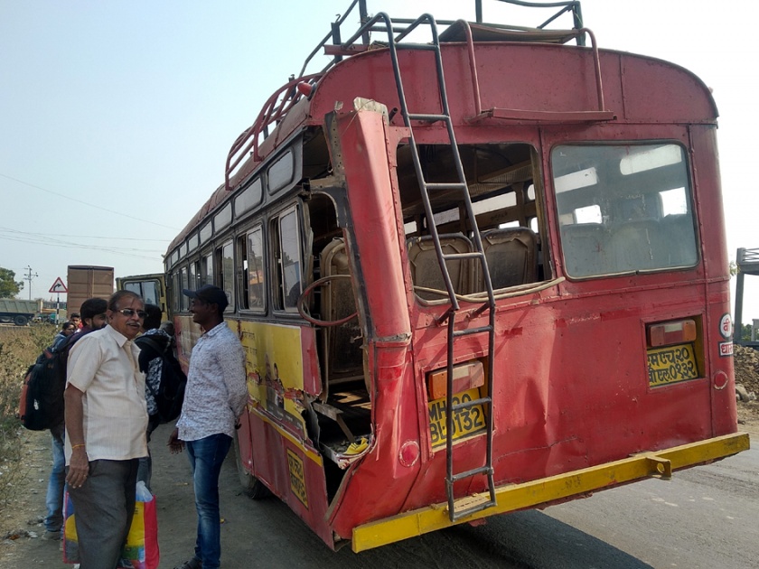 Parbhani: ST bus accident on railway track | परभणी : रेल्वे फाटकावर एसटी बसला अपघात