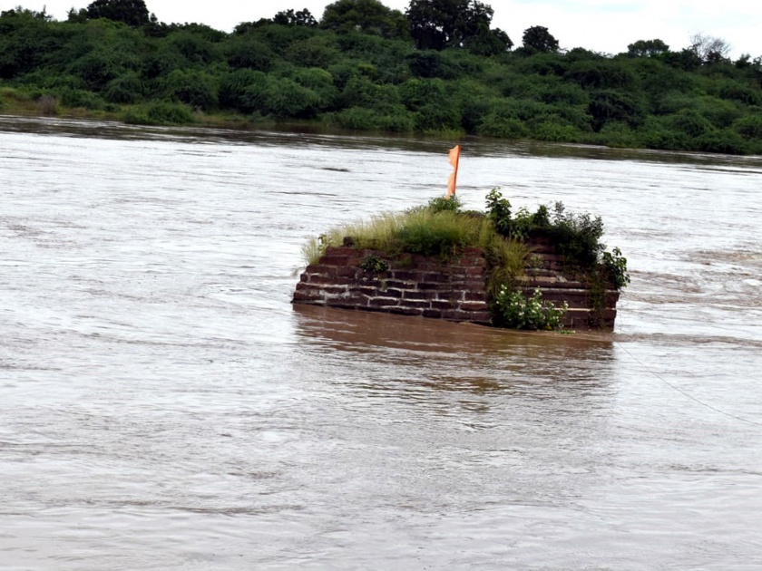 Parbhani: The river Godavari, flowing along the banks of the river, was out of the canal in Gangakhed | परभणी : काठोकाठ वाहणाऱ्या गोदावरी नदीचे पाणी गंगाखेडमध्ये पात्राबाहेर पडले