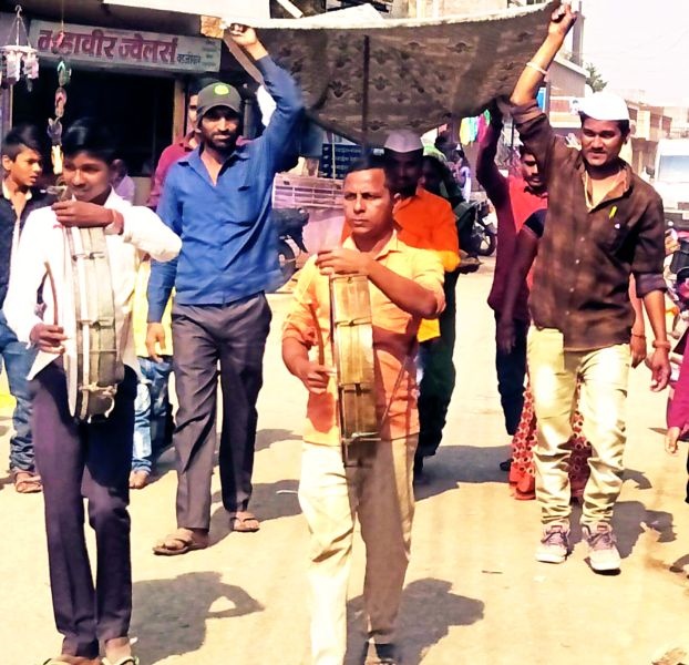 The tradition of burning God in Kajgaon area of Bhadgaon taluka is still retained | भडगाव तालुक्यातील कजगाव परिसरात देव उजाळून घेण्याची परंपरा आजही कायम