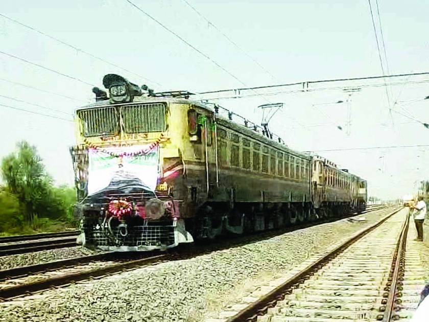 Good news for travelers; Electric train running on Kurduwadi-Mohol route | प्रवाशांसाठी चांगली बातमी; कुर्डूवाडी-मोहोळ मार्गावर धावली विजेवरील रेल्वे