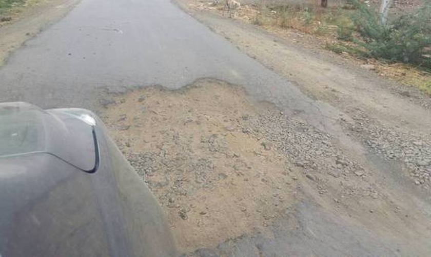 Warkaris inconvenience due to the road hole on Dehugaon-Dehurod Palkhi road | देहूगाव-देहूरोड पालखी मार्गावरील खड्डे चुकवताना वारकऱ्यांची होतेय कसरत