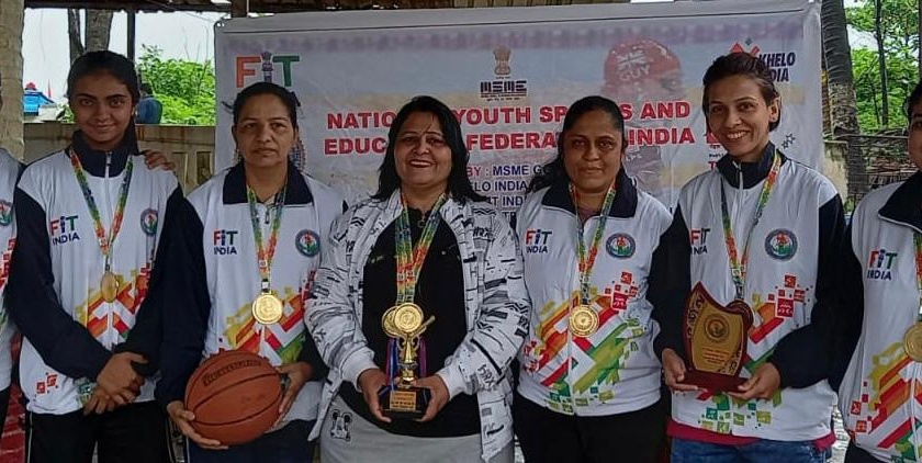 Maharashtra team wins basketball tournament | बास्केट बॉल स्पर्धेत महाराष्ट्र संघाची बाजी
