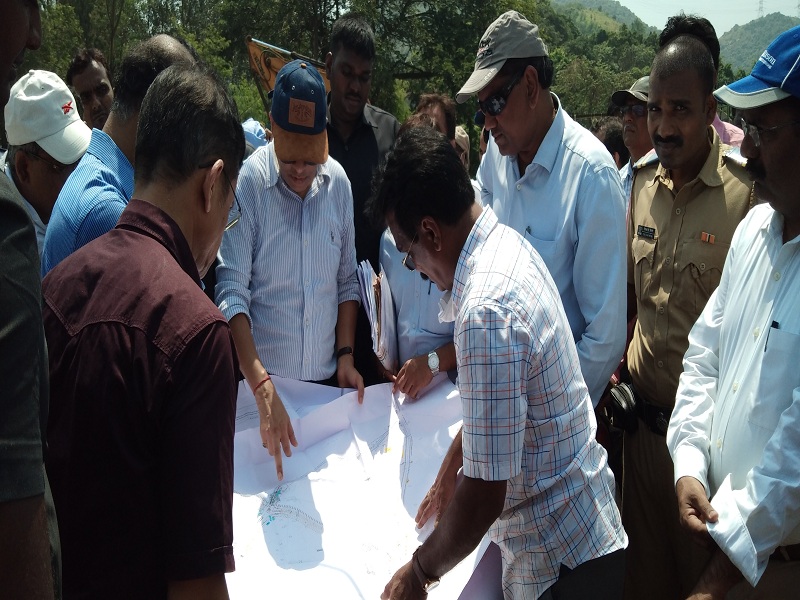 Action taken to widen the road from Yum to Kalyanapata road in Mumbra | मुंब्य्रातील वाय जंक्शन ते कल्याणफाटा रस्ता रुंदीकरणाची कारवाई सुरु