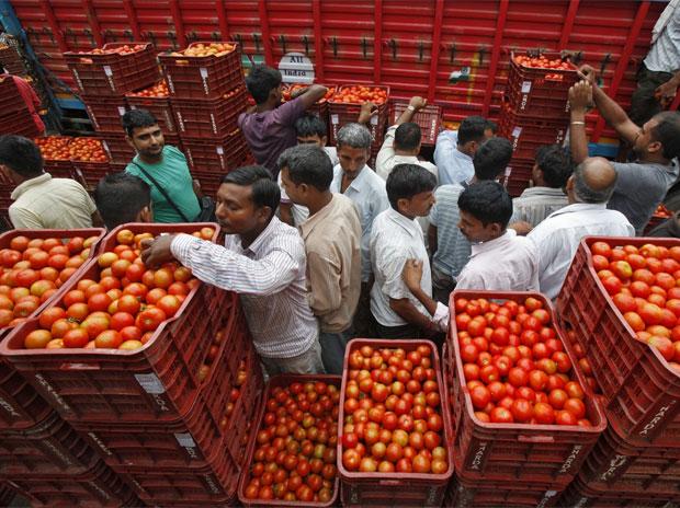 Falling soybean prices; Tomatoes grew | सोयाबीन दरात घसरण; टोमॅटो वधारला