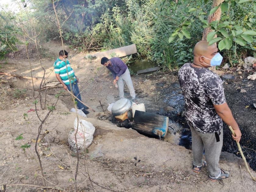 Destruction of village liquor along Borindi river at Tamaswadi | तामसवाडी येथे बोरीनदी किनारी गावठी दारू नष्ट