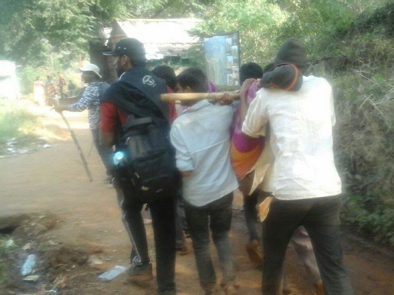 honeyBees attack tourists; incident on Rajgad fort, 4 serious | मधमाशांनी चढवला पर्यटकांवर हल्ला; राजगड किल्ल्यावरील प्रकार, ४ गंभीर