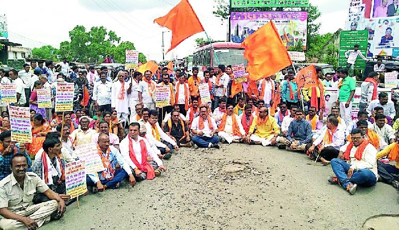 Stop the path of Shiv Sena for farmers' questions | शेतकऱ्यांच्या प्रश्नांसाठी शिवसेनेचा रास्ता रोको