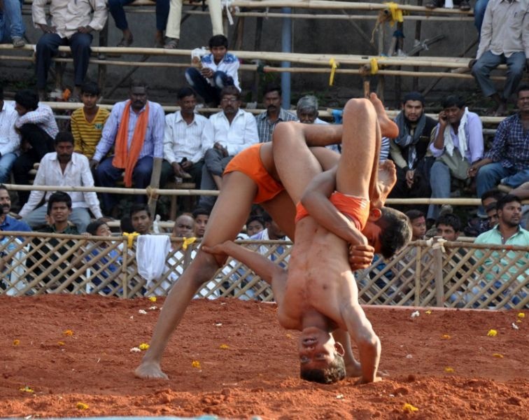 Yatmala's wrestling competitions; Organizing Jawaharlal Darda Memorial | यवतमाळ येथे काटा कुस्त्यांची दंगल; जवाहरलाल दर्डा स्मृती आयोजन