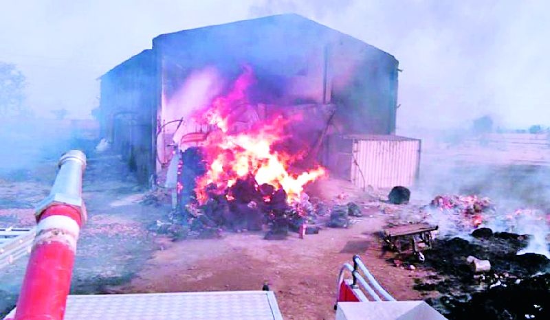 Fire at spinning factory in Darwha MIDC | दारव्हा एमआयडीसीत स्पिनिंग फॅक्टरीला आग