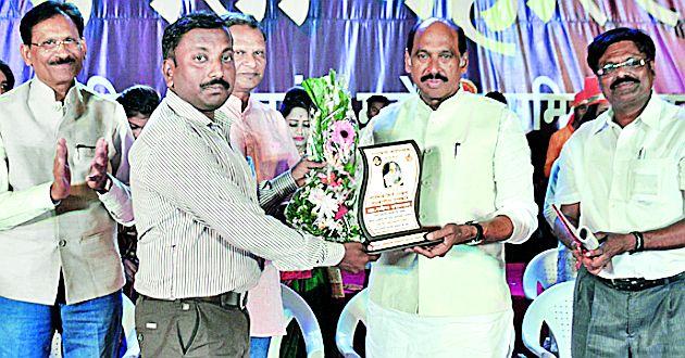 Lokesh's Rupesh Uttarwar received the journalism award | ‘लोकमत’चे रुपेश उत्तरवार यांना पत्रकारिता पुरस्कार