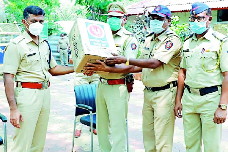 Distribute masks and sanitizers to the police in the district | जिल्ह्यातील पोलिसांना मास्क व सॅनिटायझर वाटप