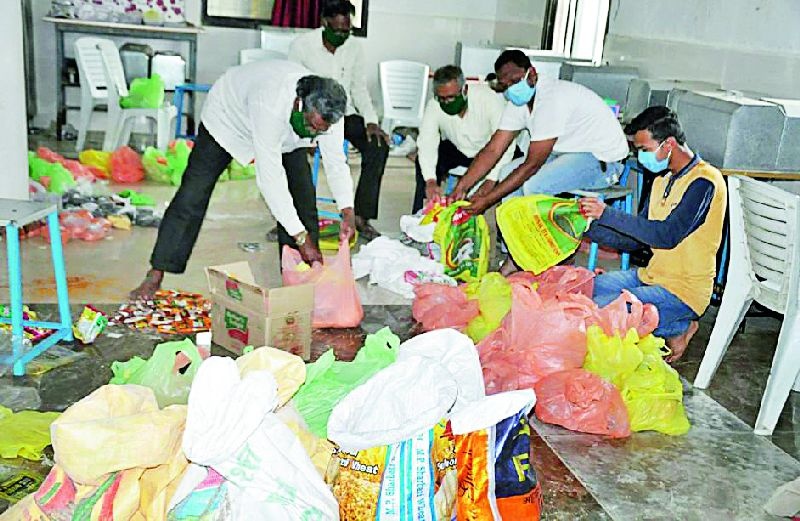 Organizations organized to distribute food pockets | अन्नाची पाकिटे वितरणासाठी संघटना सरसावल्या