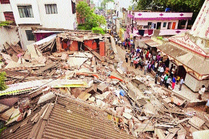 A hundred years ago the building collapsed in Aurangabad | औरंगाबादेत शंभर वर्षांपूर्वीची इमारत कोसळली