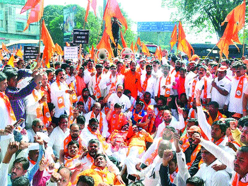 Shivsainik's intervention by protesting against BJP government | भाजपा सरकारच्या निषेधार्थ शिवसैनिकांनी रोखली वाहतूक