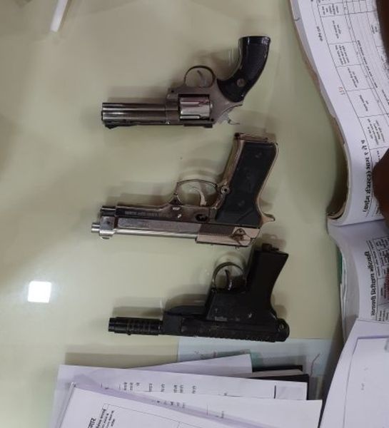 Trouble for young man who post on social media with a pistol in hand | पिस्तूल हातात घेऊन सोशल मीडियावर पोस्ट टाकणे आले अंगलट