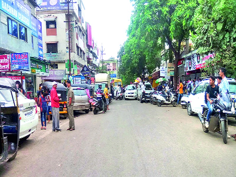 Traffic movement blocked the road on Nashik Road | रस्त्यावरच वाहने उभी  केल्याने  नाशिकरोडला वाहतूक कोंडी
