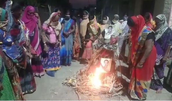 A statue of Chitra Wagh was burnt in Yavatmal district | Chitra Wagh : यवतमाळ जिल्ह्यात चित्रा वाघ यांचा पुतळा जाळला