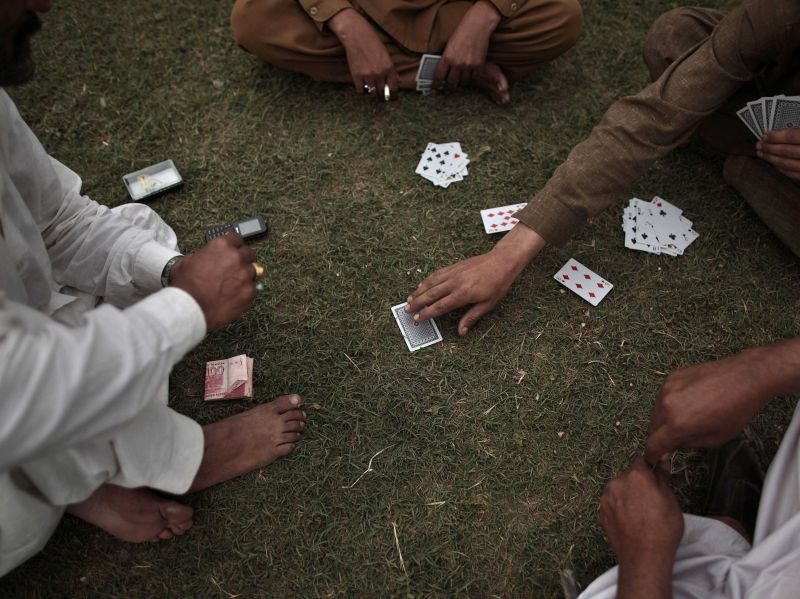 Gambling under the police nose | वर्ध्यात भरतो पोलिसांच्या नाकाखाली जुगार 