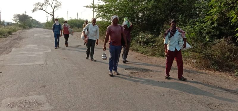 Two hundred km walk to labor due to lockdown | Corona Virus in Gondia; लॉकडाऊनमुळे मजुरांचा दोनशे कि.मी.चा पायी प्रवास