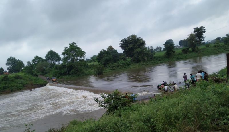 Contact of Khairy village in Wardha district has been lost; Flood the river Dham | वर्धा जिल्ह्यातील खैरी गावाचा संपर्क तुटला; धाम नदीला पूर